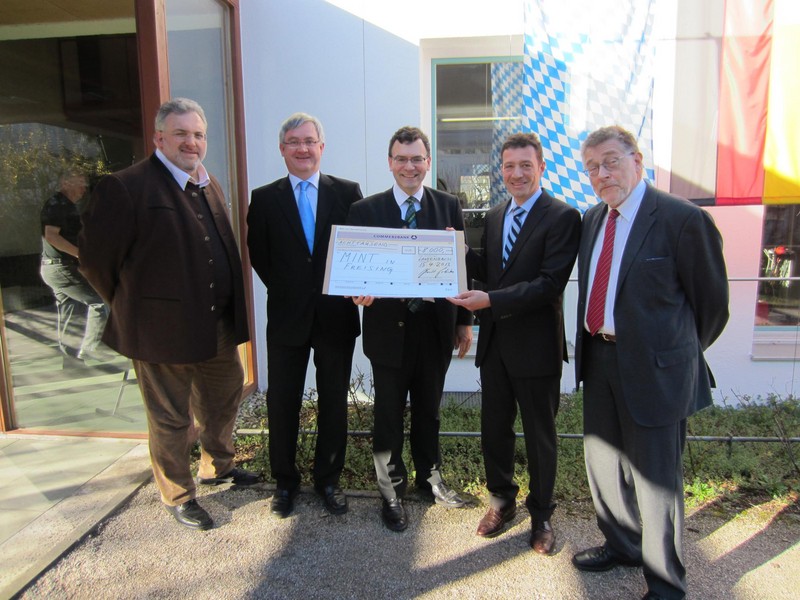 Spende von STAIB Instruments aus Langenbach an Freisinger MINT- Initiative
