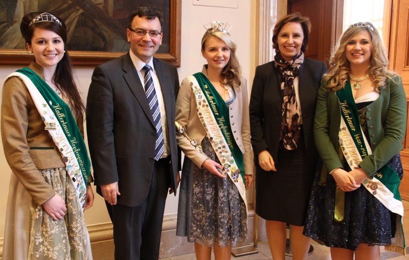 Hallertauer Hopfenhoheiten zu Besuch im Bayerischen Landtag