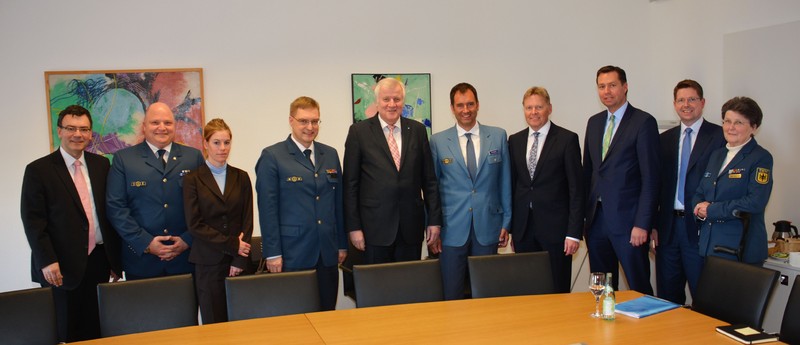 Ministerpräsident Seehofer empfängt bayerische THW-Abordnung