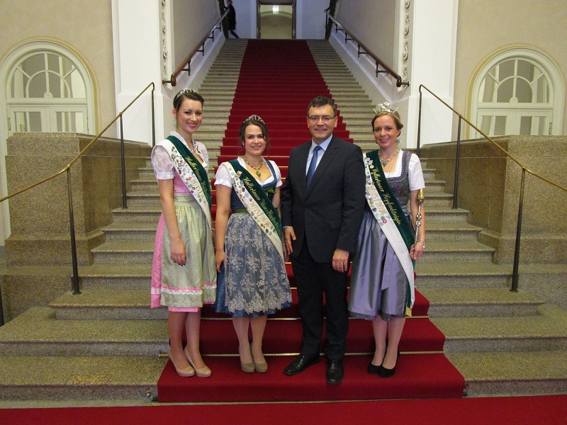 Hallertauer Hopfenhoheiten zu Besuch im Bayerischen Landtag