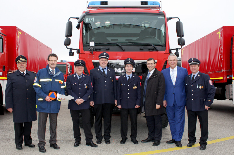 Freiwillige Feuerwehr Nandlstadt bekommt neues Katastrophenschutz-fahrzeug überreicht