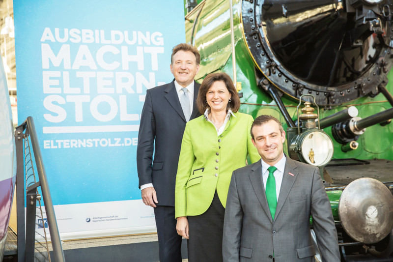 Mit einer Ausbildung stehen jungen Menschen in Bayern alle Türen offen – das zeigt die Kampagne „Elternstolz“