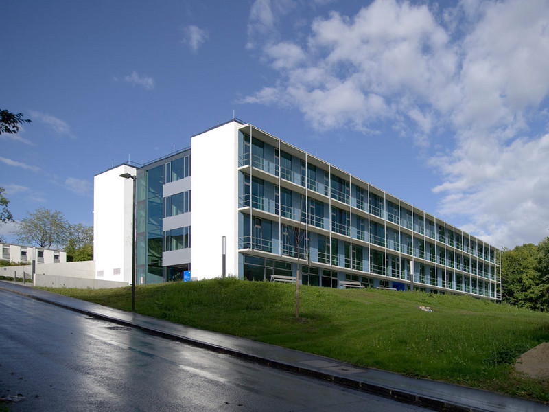 Barrierefreie Brücke für den Neubau des Zentralinstituts für Agrarwissenschaften des Hans-Eisenmann-Zentrums in Weihenstephan