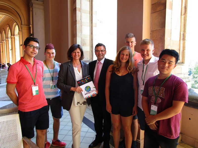 Die Macher des „RefugeesBook“ vom Josef-Hofmiller-Gymnasium zu Besuch im Bayerischen Landtag