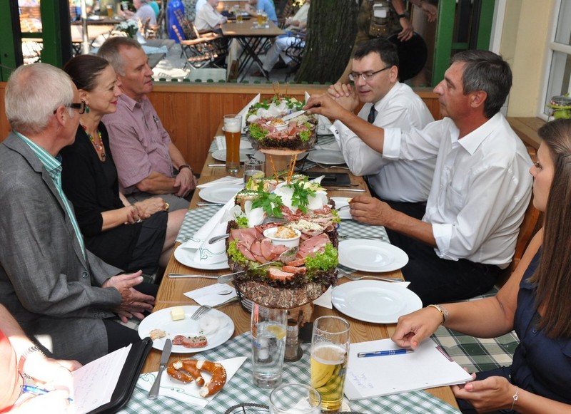 Wirtschaftsgespräch im Biergarten