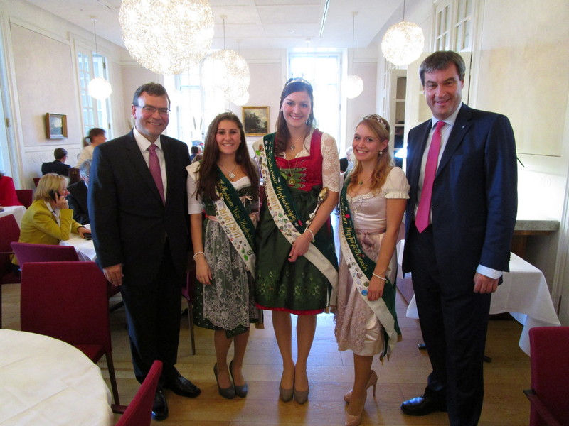 Hallertauer Hopfenhoheiten zu Besuch im Bayerischen Landtag