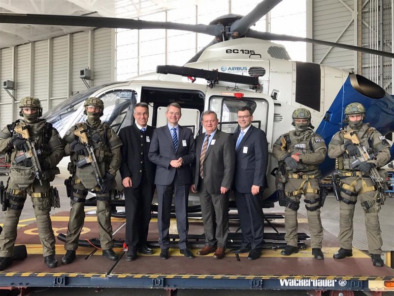 Informationsbesuch bei der Polizeihubschrauberstaffel