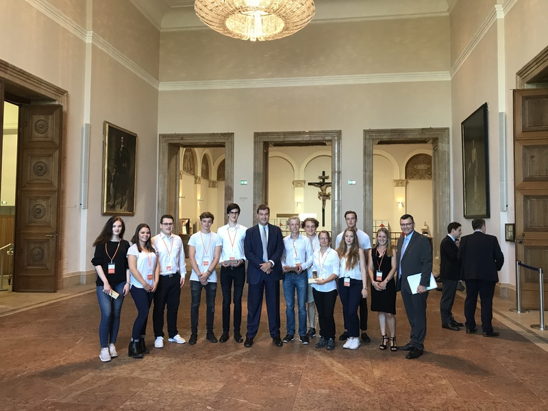 Schülerinnen und Schüler des Camerloher Gymnasiums Freising besuchen den Bayerischen Landtag