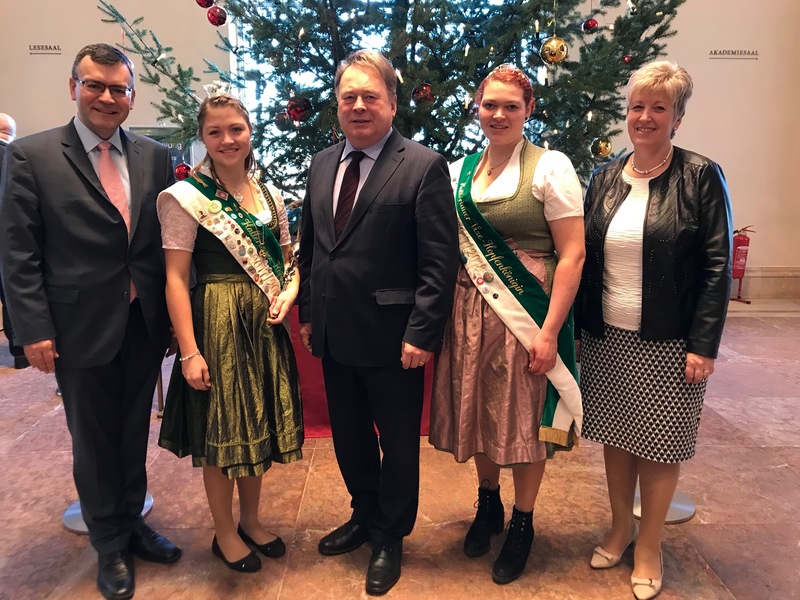 Hallertauer Hopfenhoheiten zu Besuch im Bayerischen Landtag