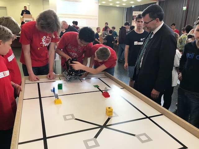 "World Robot Olympiad“ am Josef-Hofmiller-Gymnasium