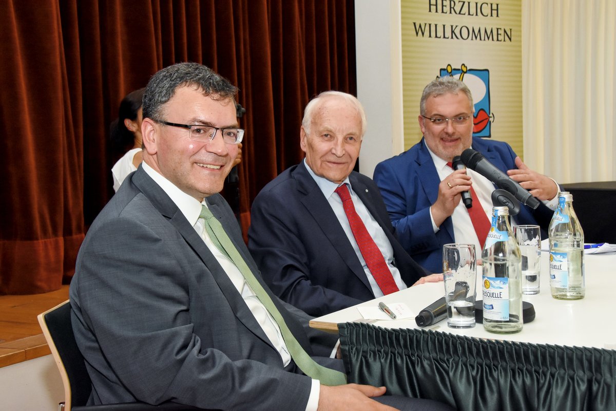 Edmund Stoiber zum Schloßgespräch in Freising