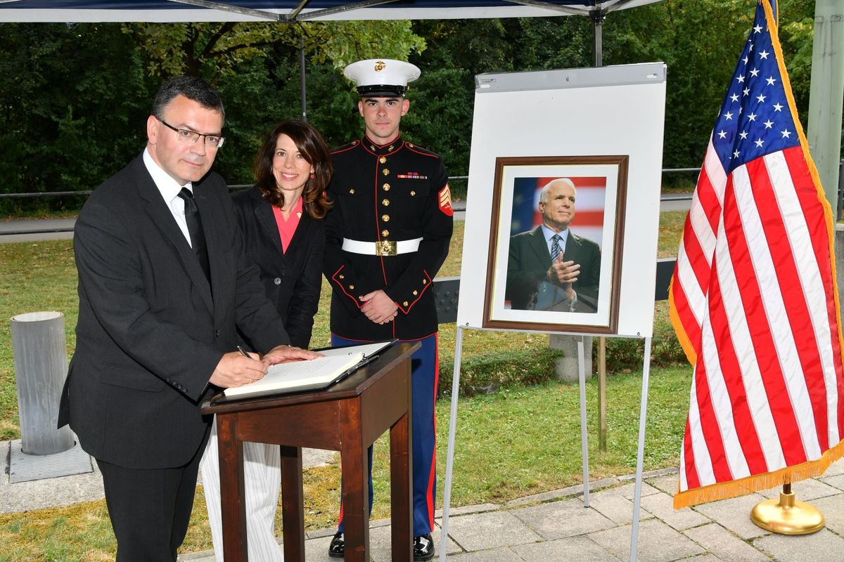 Eintrag in das Kondolenzbuch von US-Senator John McCain