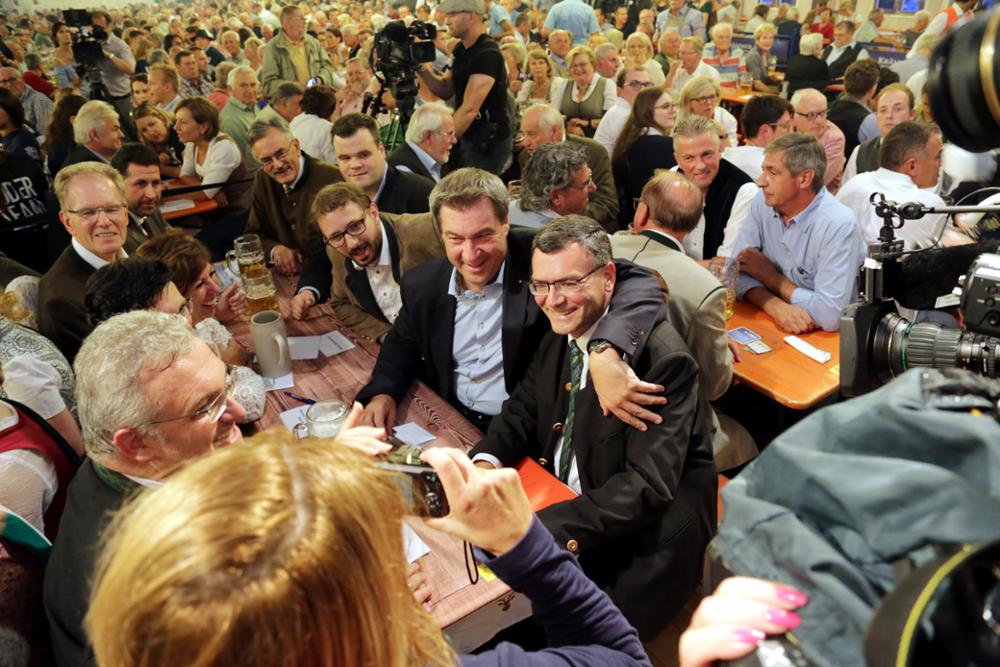 Volles Zelt mit Ministerpräsident Dr. Markus Söder