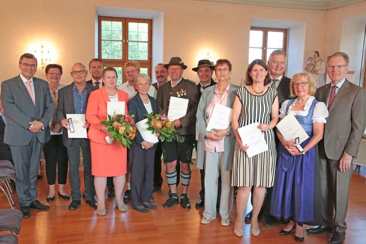 Ehrenzeichen des Ministerpräsidenten an Ehrenamtliche aus dem Landkreis Freising überreicht