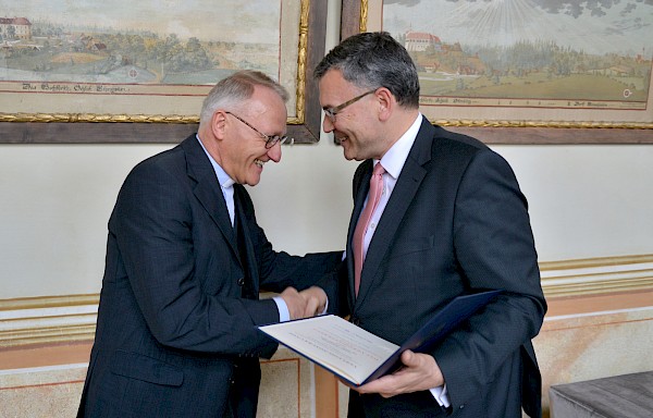 Bundesverdienstkreuz für Prof. Dr. Marc-Aeilko Aris Bundesverdienstkreuz für Prof. Dr. Marc-Aeilko Aris