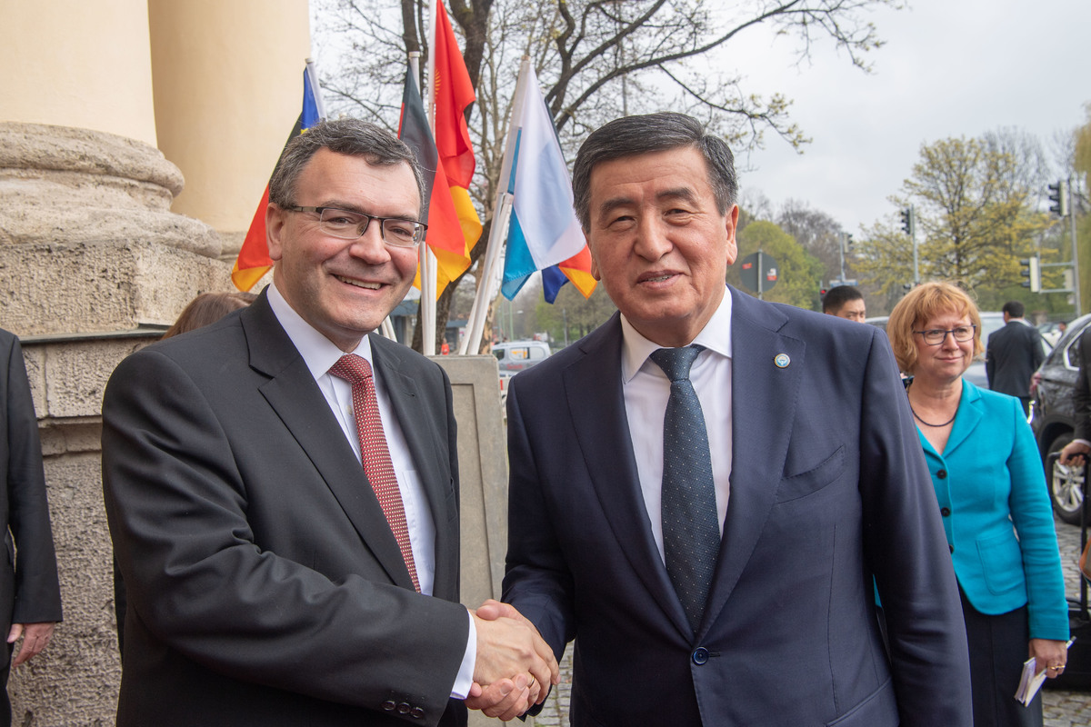 Gespräch mit dem kirgisischen Präsidenten Sooronbay Jeenbekov
