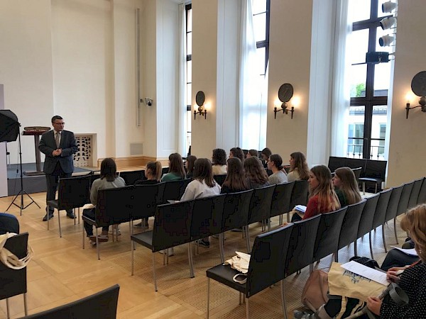 Schülerinnen und Schüler der Karl-Meichelbeck-Realschule Freising zu Besuch im Bayerischen Landtag