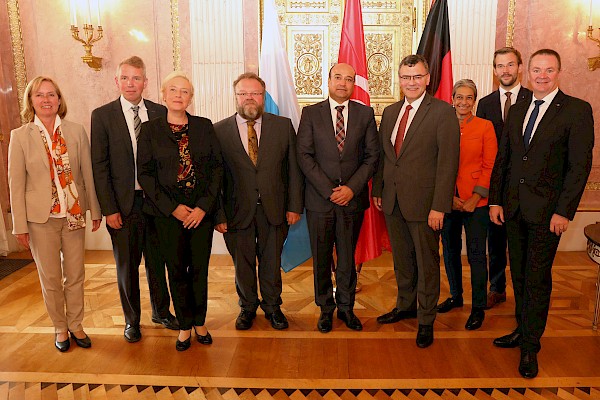 Ausbildung, Demokratie und Umweltschutz schaffen Zukunftsperspektiven im Heimatland Ausbildung, Demokratie und Umweltschutz schaffen Zukunftsperspektiven im Heimatland