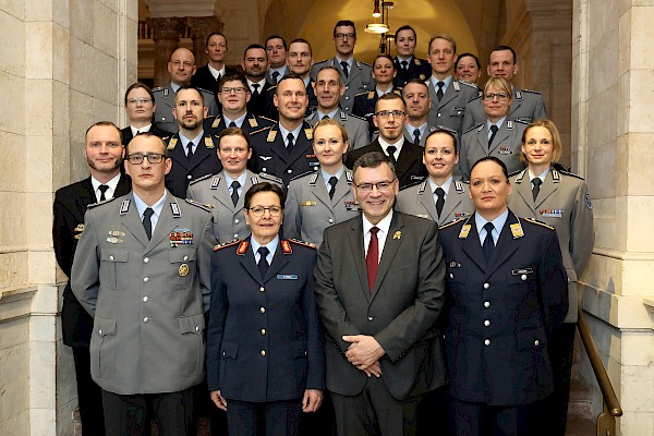 Verleihung der Offiziersbriefe an Offiziersanwärter der Bundeswehr Verleihung der Offiziersbriefe an Offiziersanwärter der Bundeswehr