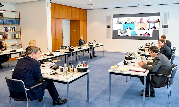 Bayern beschließt schnelle und konsequente Maßnahmen im Kampf gegen Corona Bayern beschließt schnelle und konsequente Maßnahmen im Kampf gegen Corona