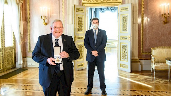 Ministerpräsident Dr. Markus Söder verleiht Bayerischen Maximiliansorden an Astrophysiker Prof. Dr. Reinhard Genzel Ministerpräsident Dr. Markus Söder verleiht Bayerischen Maximiliansorden an Astrophysiker Prof. Dr. Reinhard Genzel