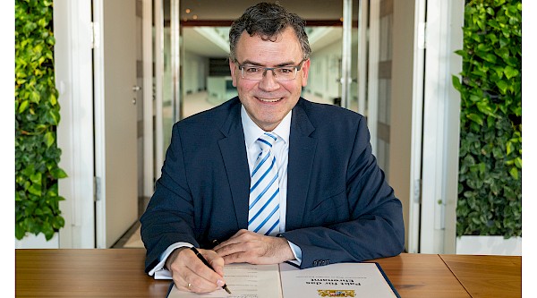 Staatsregierung und Verbände schließen Pakt für das Ehrenamt Staatsregierung und Verbände schließen Pakt für das Ehrenamt