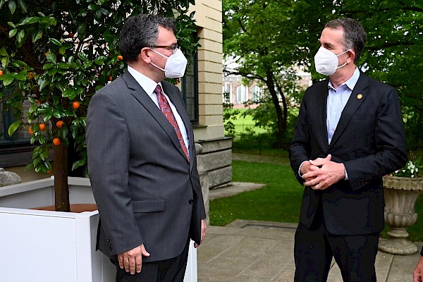 Gespräch mit Gouverneur Ralph Northam Gespräch mit Gouverneur Ralph Northam