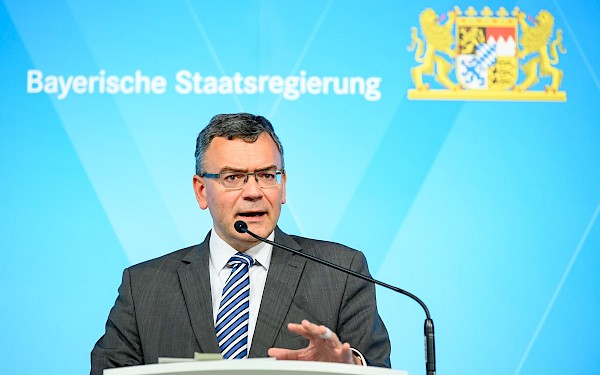 Bayern setzt bei Corona auf Sicherheit, Freiheit und Eigenverantwortung Bayern setzt bei Corona auf Sicherheit, Freiheit und Eigenverantwortung