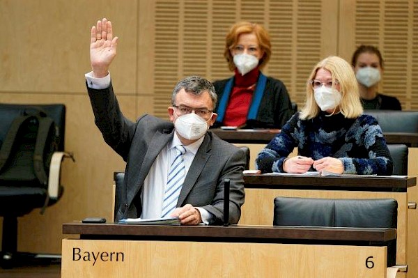 Bundesrat stimmt verschärftem Infektionsschutzgesetz zu Bundesrat stimmt verschärftem Infektionsschutzgesetz zu