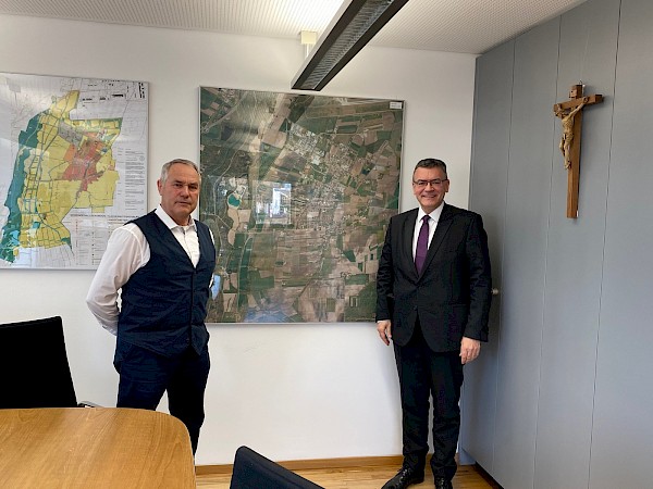 Austausch mit Bürgermeister Josef Niedermair in Hallbergmoos Austausch mit Bürgermeister Josef Niedermair in Hallbergmoos