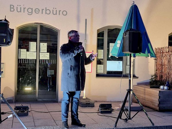 Mahnwache für den Frieden am Freisinger Marienplatz Mahnwache für den Frieden am Freisinger Marienplatz