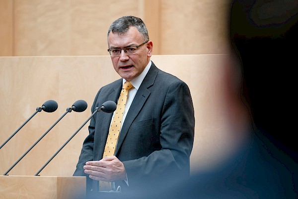 Bundesrat gibt den Weg frei für neue Corona-Regeln Bundesrat gibt den Weg frei für neue Corona-Regeln