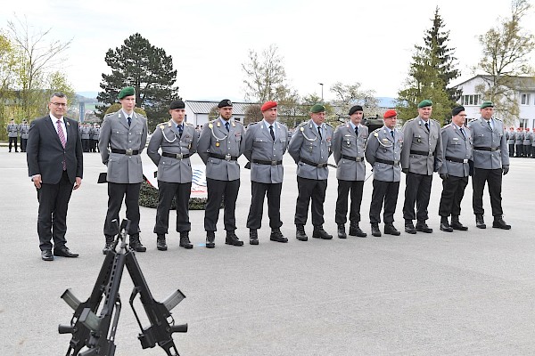 Soldaten der Panzerbrigade 12 „Oberpfalz“ erhalten Ehrenzeichen des Ministerpräsidenten für Verdienste im Auslandseinsatz Soldaten der Panzerbrigade 12 „Oberpfalz“ erhalten Ehrenzeichen des Ministerpräsidenten für Verdienste im Auslandseinsatz