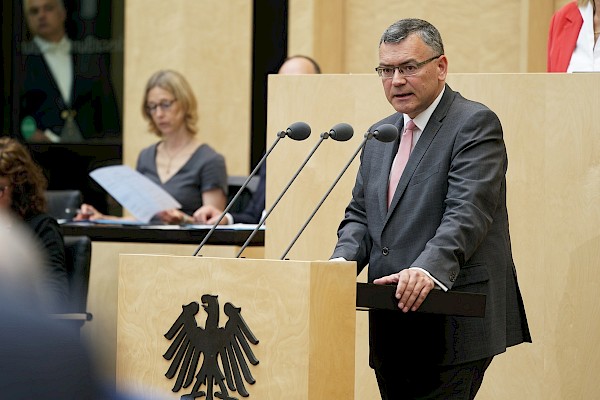 Bundesrat: Bundeswehrsondervermögen - Mindestlohn - Rente - Pflegebonus Bundesrat: Bundeswehrsondervermögen - Mindestlohn - Rente - Pflegebonus