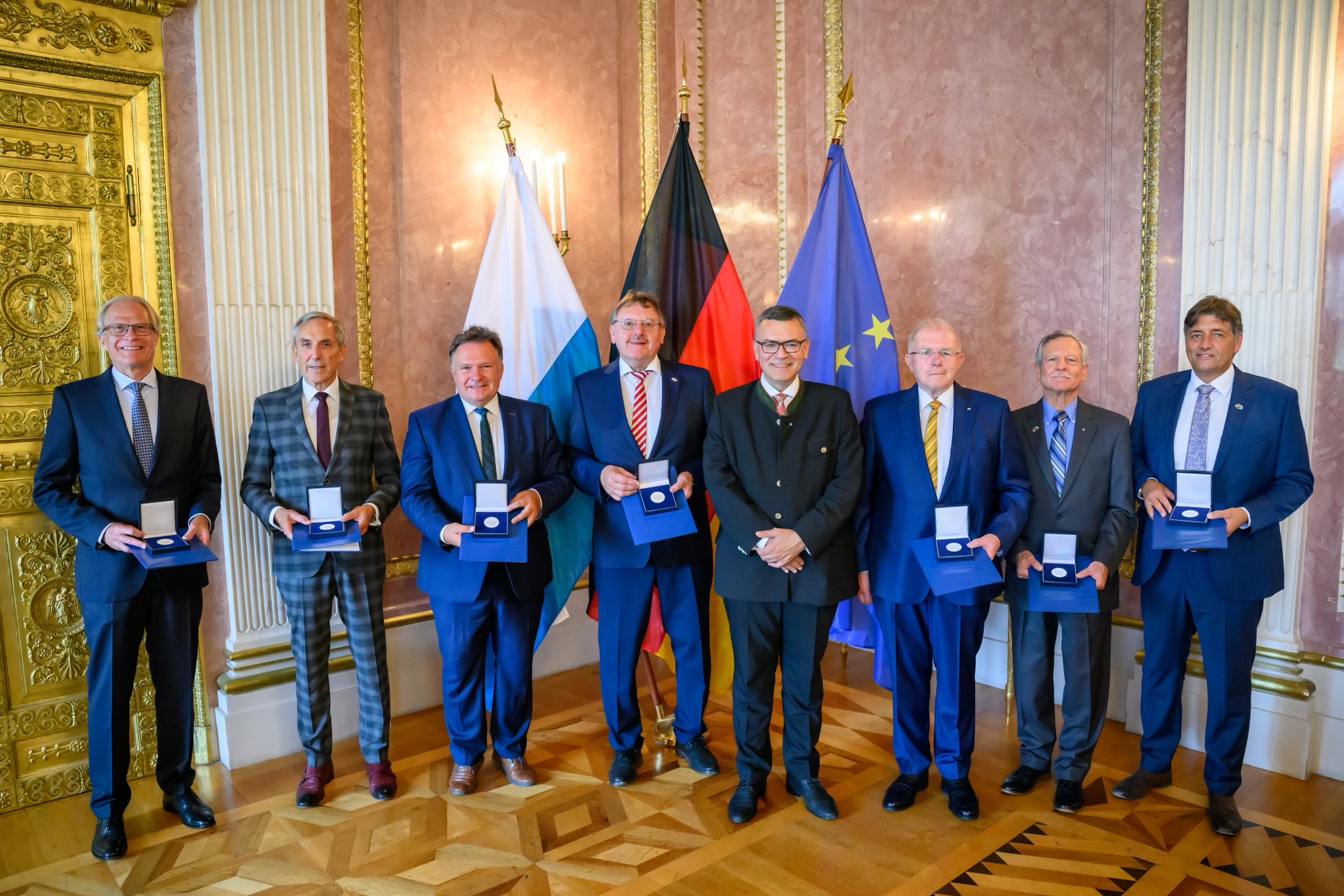 Verleihung der Medaille für Verdienste um die Zivil-Militärische Zusammenarbeit