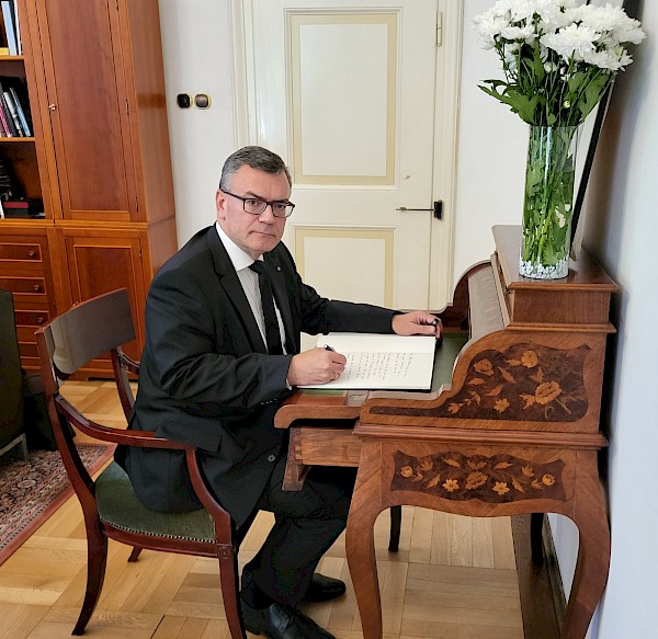 Eintrag ins Kondolenzbuch zum Tod des ehemaligen italienischen Staatspräsidenten Napolitano Eintrag ins Kondolenzbuch zum Tod des ehemaligen italienischen Staatspräsidenten Napolitano