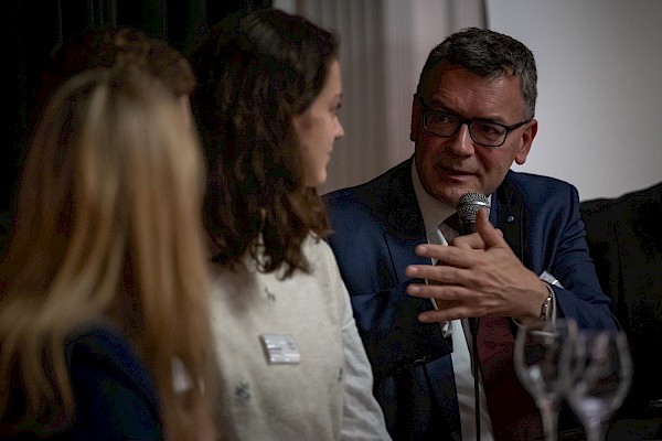 Optimistisch oder verzweifelt? Wie blickt Bayerns Jugend in die Zukunft? Optimistisch oder verzweifelt? Wie blickt Bayerns Jugend in die Zukunft?