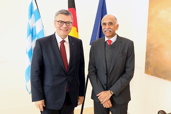 Gespräch mit S.E. Herrn Botschafter Harish Parvathaneni Gespräch mit S.E. Herrn Botschafter Harish Parvathaneni
