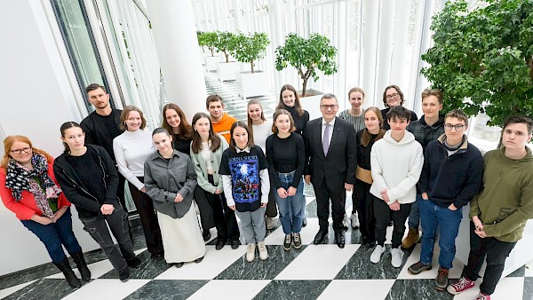 Lernort Staatsregierung: Treffen mit Schülerinnen und Schülern Lernort Staatsregierung: Treffen mit Schülerinnen und Schülern