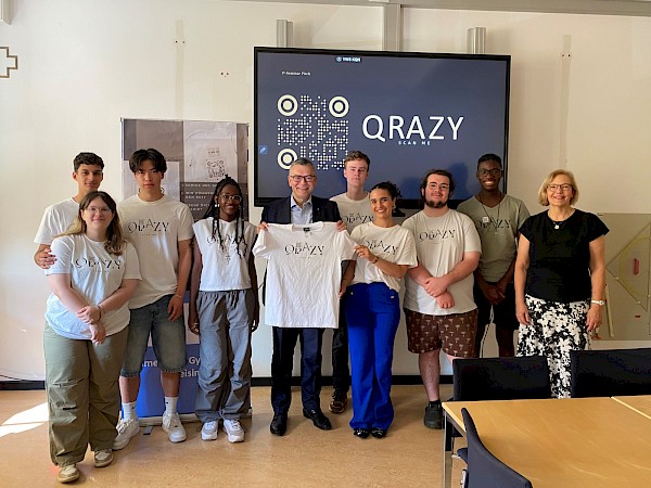 Besuch beim Juniorunternehmen QRazy des Camerloher-Gymnasiums Besuch beim Juniorunternehmen QRazy des Camerloher-Gymnasiums