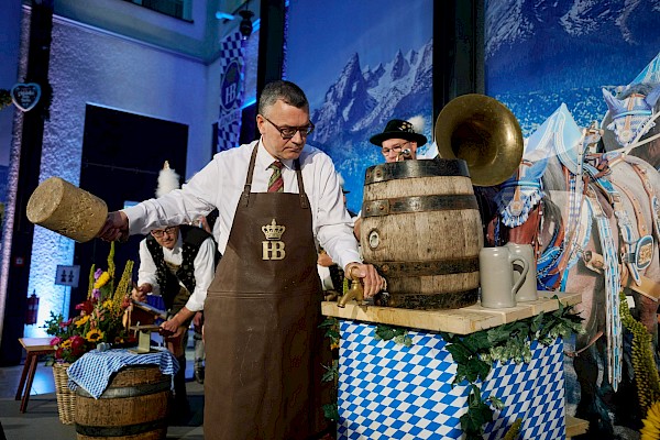 „O’zapft is!“ Berliner Oktoberfestauftakt „O’zapft is!“ Berliner Oktoberfestauftakt