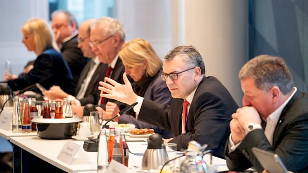 Auftaktgipfel für die Kommission zur Überprüfung staatlicher Standards für Kommunen Auftaktgipfel für die Kommission zur Überprüfung staatlicher Standards für Kommunen