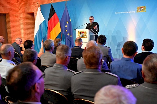 Tagung mit Kommandeuren, Standortältesten und Bürgermeistern bayerischer Bundeswehrstandorte Tagung mit Kommandeuren, Standortältesten und Bürgermeistern bayerischer Bundeswehrstandorte