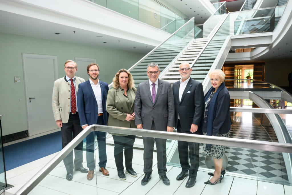 Gespräch mit Petra Guttenberger, Kerstin Schreyer und Alexander Flierl sowie Firma Pruvia