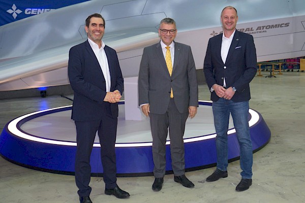 Besuch der General Atomics AeroTec Systems GmbH