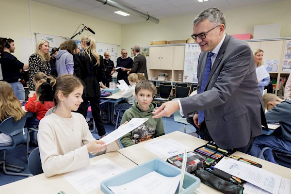 Medienführerschein Bayern: Übergabe der zweimillionsten Urkunde