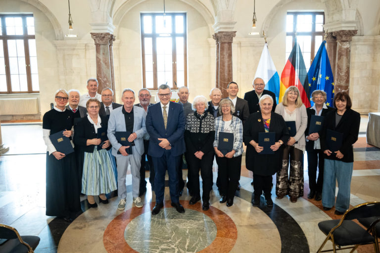 Aushändigung des Ehrenzeichens für Verdienste im Ehrenamt für Bürgerinnen und Bürger aus dem Landkreis Freising