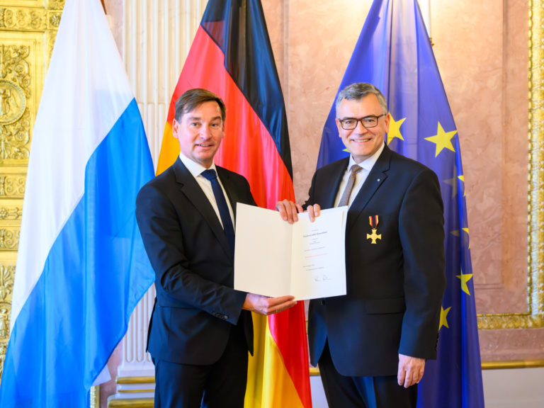 Überreichung des Ehrenkreuz der Bundeswehr in Gold