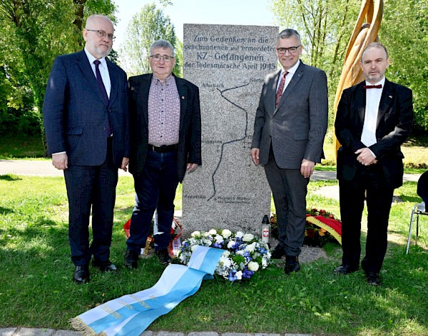 Einweihung der Gedenkstätte für die Opfer der KZ-Todesmärsche in Allershausen