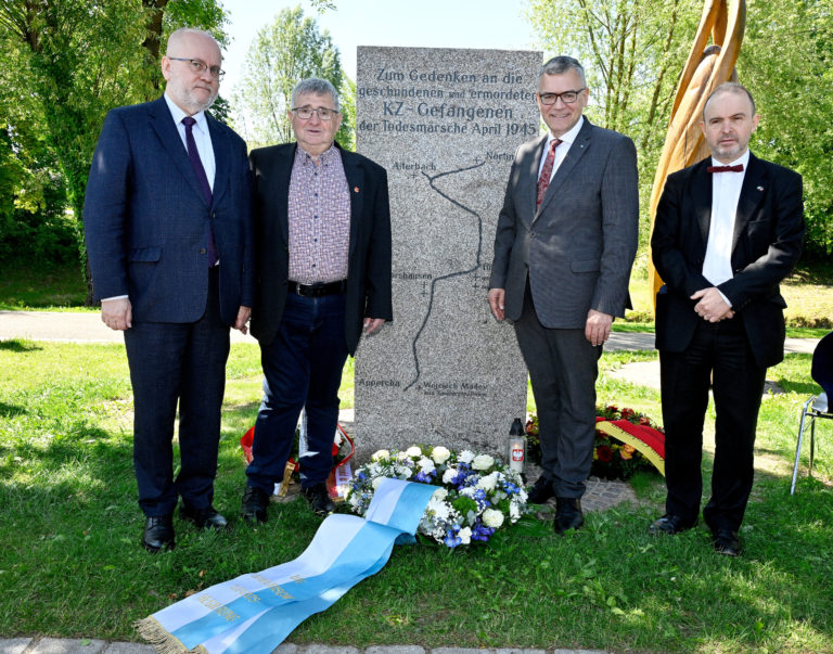 Einweihung der Gedenkstätte für die Opfer der KZ-Todesmärsche in Allershausen